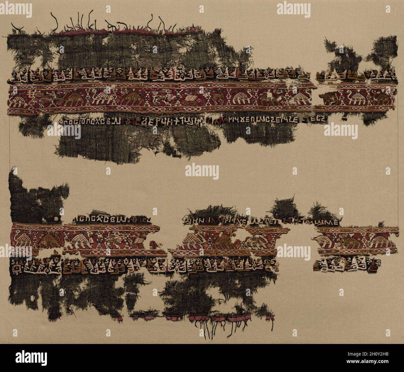 Extrémités décorées d'un châle, 770–887 (date du radiocarbone, probabilité de 95.4%).Égypte, Fayyum, Tulunid ou période Ikshīdid.Laine, lin et soie : tissage Uni avec tissage de tapisserie; hors tout : 41.9 x 68.6 cm (16 1/2 x 27 po). Banque D'Images