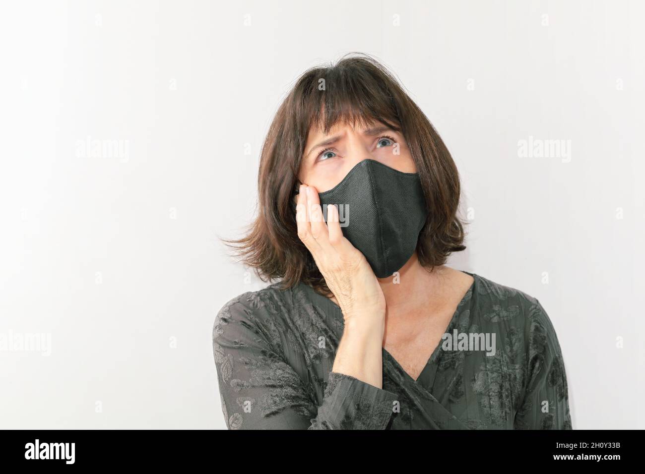 portrait d'une femme avec masque exprimant désespéré pour pandemiz Banque D'Images