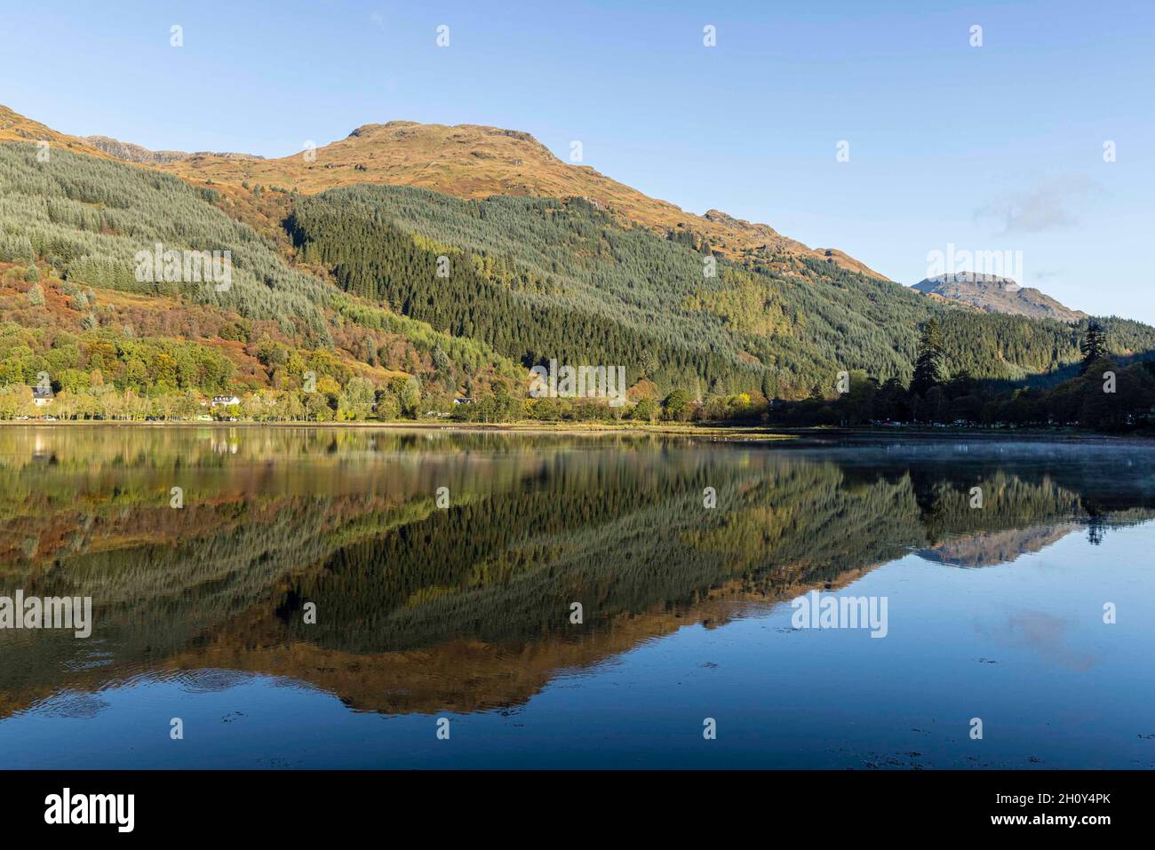 Stuckivoulich, Royaume-Uni.15 octobre 2021.Photo : les premières couleurs de l'automne commencent à apparaître sur Loch long à Arrochar.Crédit : Rich Dyson/Alay Live News Banque D'Images