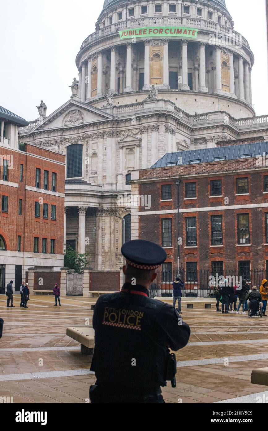 Londres, Angleterre, Royaume-Uni.15 octobre 2021.Jubilé pour le changement climatique bannière Drop et Africains montant le lancement du Royaume-Uni à la place Paternoster à côté de la cathédrale St Pauls.Une coalition d'organisations comprenant la rébellion de l'extinction, Jubilee Debt Campaign, Global Justice Now, XRISN, Global majoritaire VS BLM Leeds, United for Black Lives a Uni ses forces pour commémorer l'anniversaire de l'assassinat de Thomas Sakara, ancien président du Burkina Faso et le 10e anniversaire d'Occupy Londres.Credit: Denise Laura Baker/Alay Live News Credit: Denise Laura Baker/Alay Live News Banque D'Images