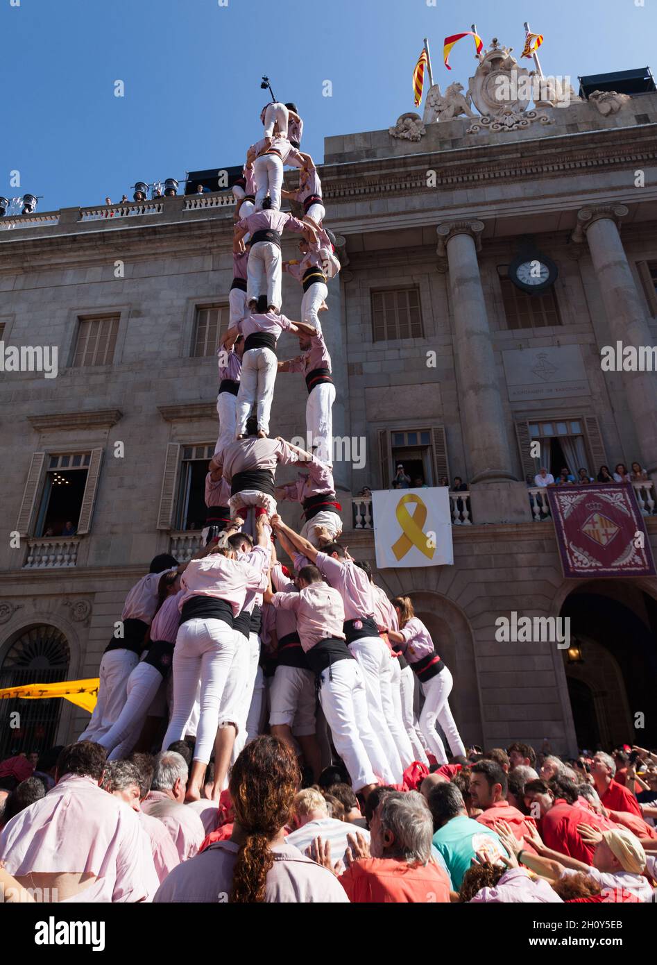 Castellers font castell en face du bâtiment ayuntamiento à Barcelone Banque D'Images