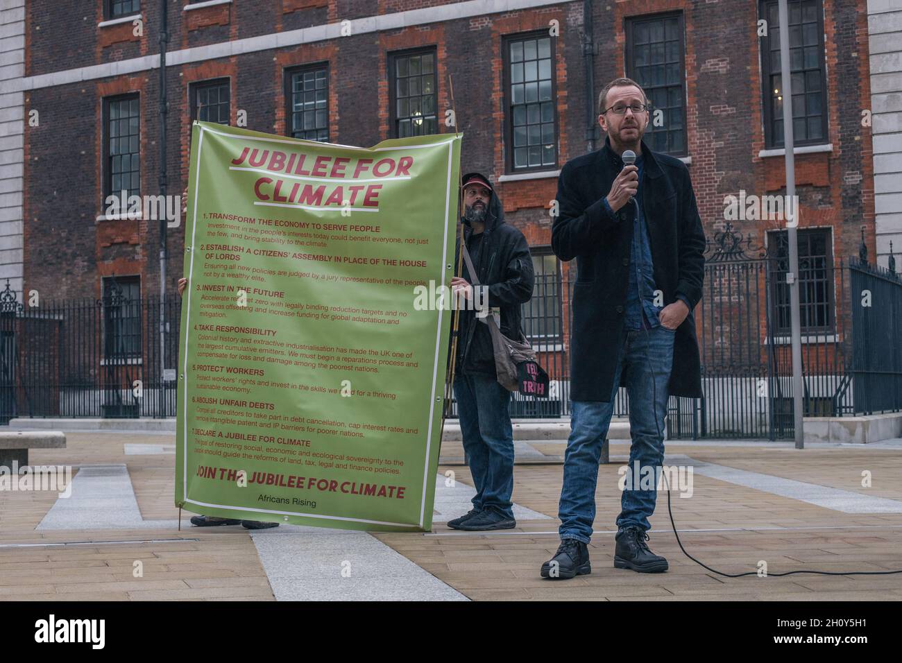Londres, Angleterre, Royaume-Uni.15 octobre 2021.Jubilé pour le changement climatique bannière Drop et Africains montant le lancement du Royaume-Uni à la place Paternoster à côté de la cathédrale St Pauls.Une coalition d'organisations comprenant la rébellion de l'extinction, Jubilee Debt Campaign, Global Justice Now, XRISN, Global majoritaire VS BLM Leeds, United for Black Lives a Uni ses forces pour commémorer l'anniversaire de l'assassinat de Thomas Sakara, ancien président du Burkina Faso et le 10e anniversaire d'Occupy Londres.Credit: Denise Laura Baker/Alay Live News Credit: Denise Laura Baker/Alay Live News Banque D'Images