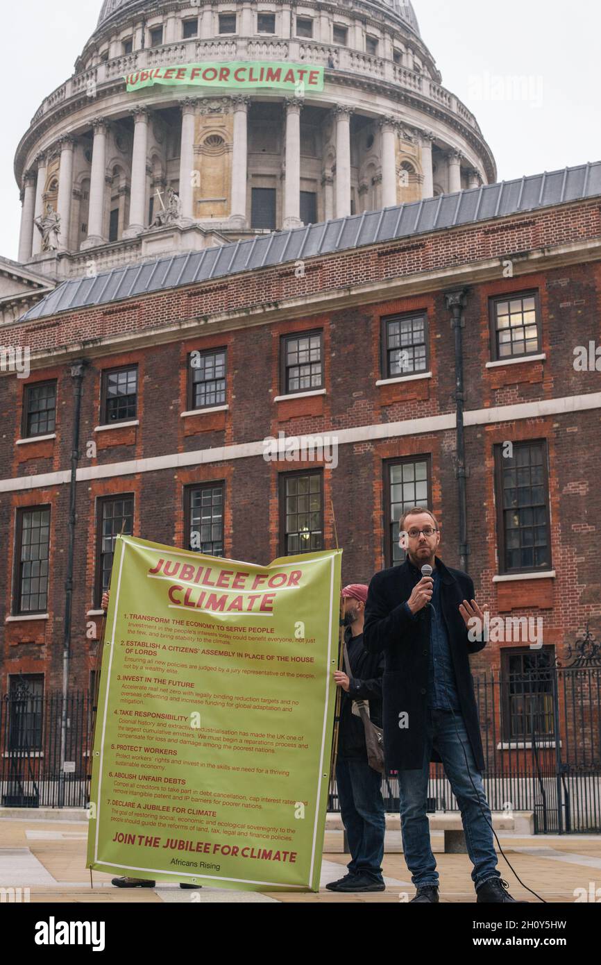 Londres, Angleterre, Royaume-Uni.15 octobre 2021.Jubilé pour le changement climatique bannière Drop et Africains montant le lancement du Royaume-Uni à la place Paternoster à côté de la cathédrale St Pauls.Une coalition d'organisations comprenant la rébellion de l'extinction, Jubilee Debt Campaign, Global Justice Now, XRISN, Global majoritaire VS BLM Leeds, United for Black Lives a Uni ses forces pour commémorer l'anniversaire de l'assassinat de Thomas Sakara, ancien président du Burkina Faso et le 10e anniversaire d'Occupy Londres.Credit: Denise Laura Baker/Alay Live News Credit: Denise Laura Baker/Alay Live News Banque D'Images