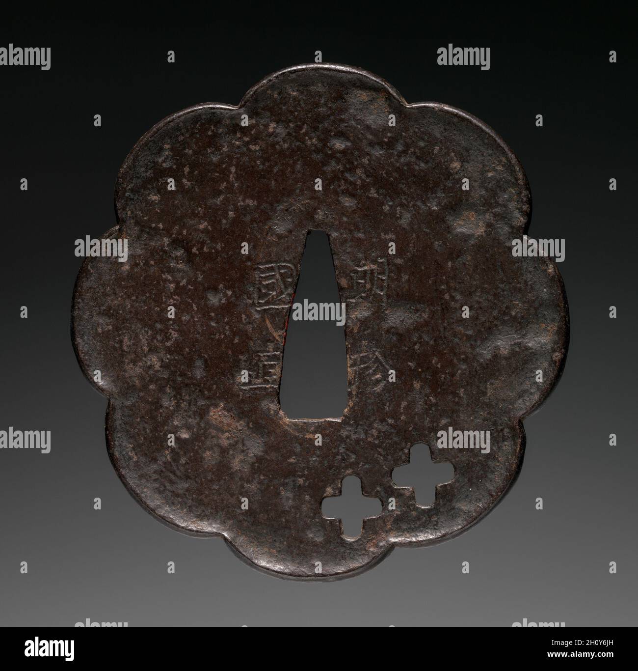 Garde au sabre, mi-1700.Japon, période Edo (1615-1868).Fer (type Myochin); diamètre: 8 cm (3 1/8 in.). Banque D'Images