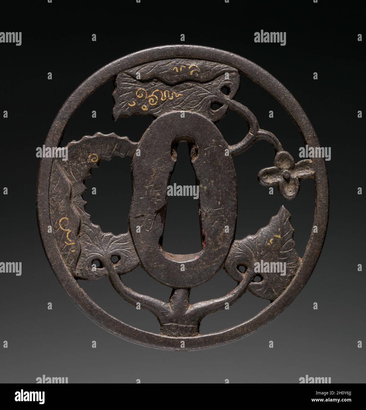 Garde d'épée (Tsusa) avec vigne en fleur, c.1815-50.Masakata (japonais).Fer; hors tout: 6.8 x 7 cm (2 11/16 x 2 3/4 po). Banque D'Images