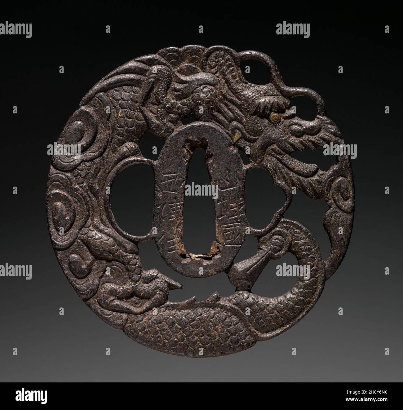 Garde d'épée (Tsusa) avec Dragon, c.1615-1868.Japon, éventuellement période Edo (1615-1868).Fer; diamètre: 7.7 cm (3 1/16 po). Banque D'Images