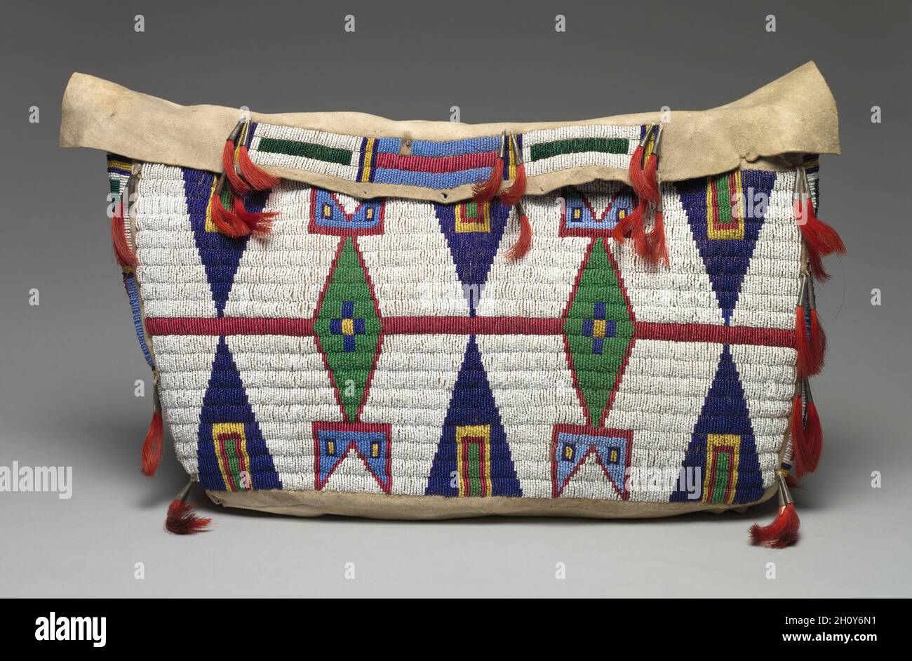Sac de rangement, fin des années 1800.Amérique, Amérindiens de l'Amérique du Nord, Plaines, Lakota (Sioux), personne-ressource à la poste.Peaux tannées indigènes, perles de verre, crin teint, cônes d'étain, fil de tendon ;hors tout : 38.8 cm (15 1/4 po). Banque D'Images