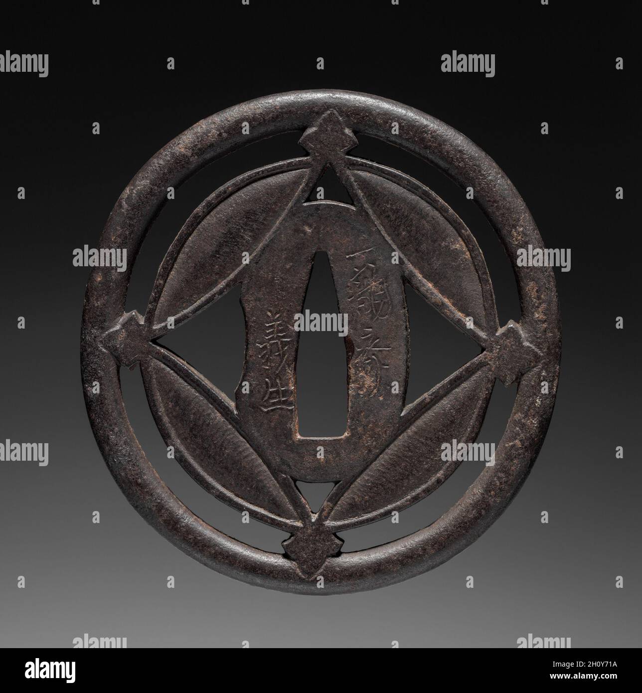 Garde au sabre, fin 1700.Japon, période Edo (1615-1868).Fer; diamètre: 7.4 cm (2 15/16 po). Banque D'Images