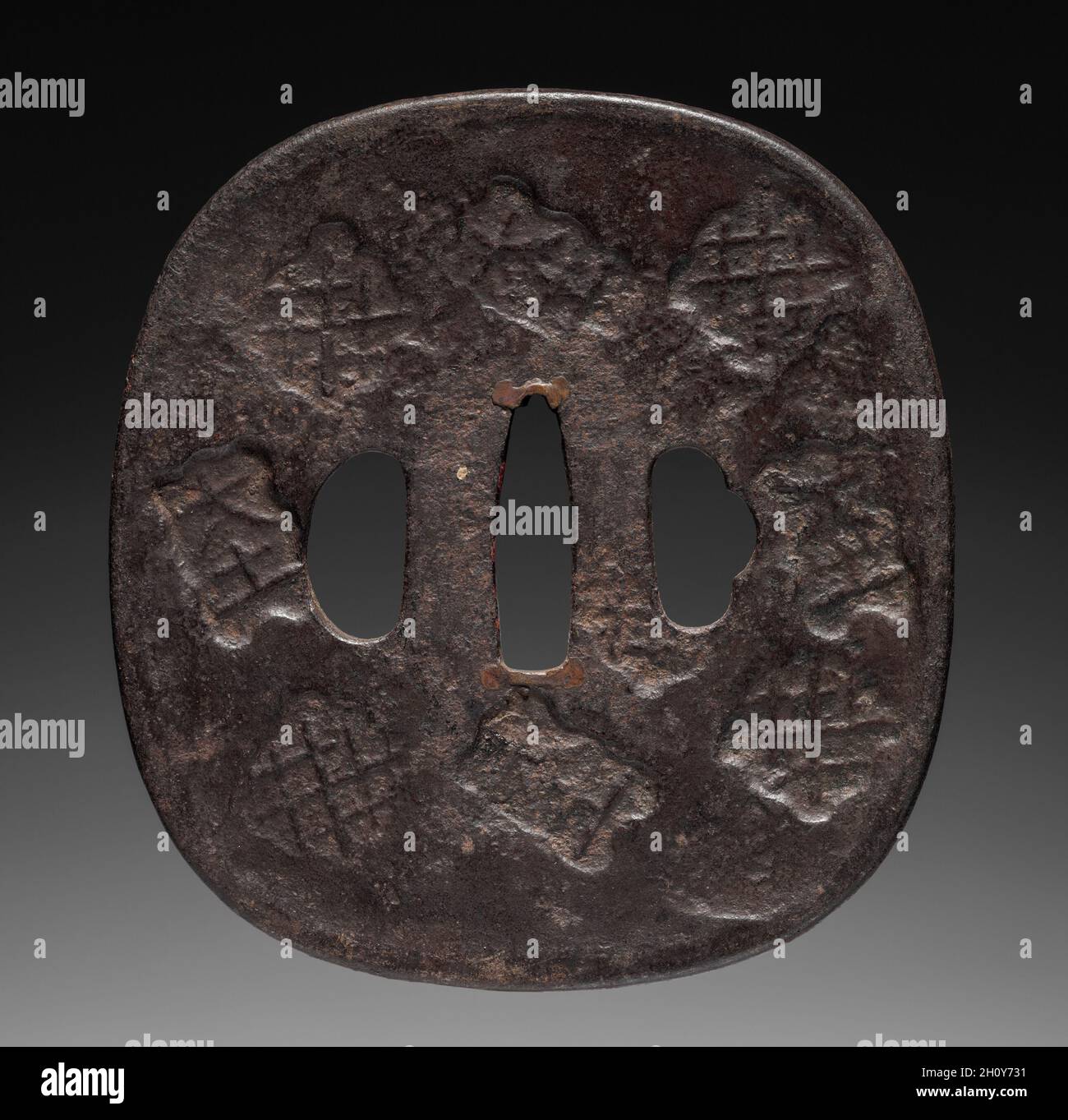 SWORD Guard, fin 1500-début 1600.Japon, période de Momoyama (1573-1615).Fer; hors tout: 8.4 x 8.6 cm (3 5/16 x 3 3/8 po). Banque D'Images