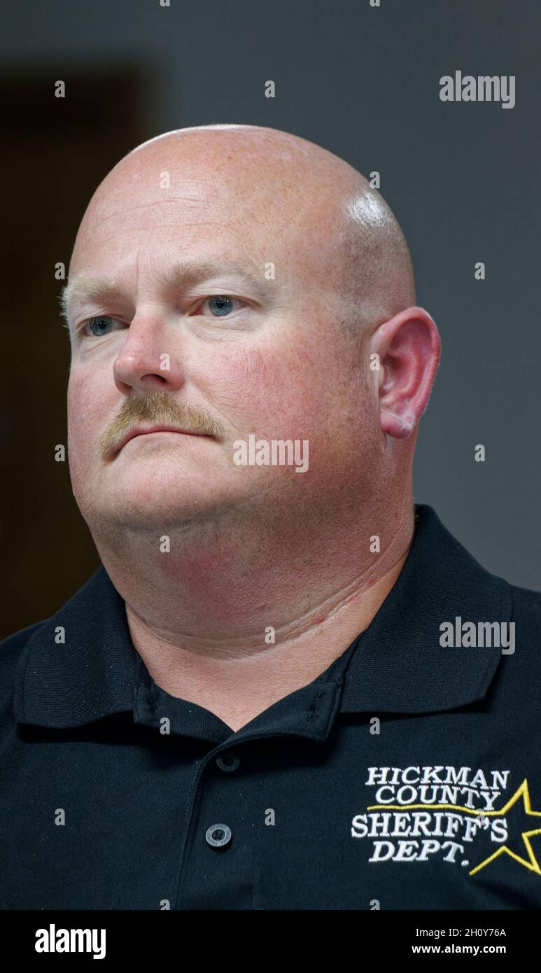 Bureau du shérif du comté de Hickman Sgt.Jonathan Aydelott écoute un conférencier lors de « notre combat communautaire : se souvenir de nos proches et honorer leur héritage », un forum public organisé par la fondation à but non lucratif Booker D. Foundation le vendredi 1er octobre 2021 au centre communautaire East Hickman de Lyles, Hickman County, TN, USA.La fondation a été fondée par la famille de Booker Dalton Beard, un homme du comté de Hickman qui est décédé d'une surdose exactement un an plus tôt et deux jours après son 25e anniversaire.(Photo APEX MediaWire par Billy Suratt) Banque D'Images