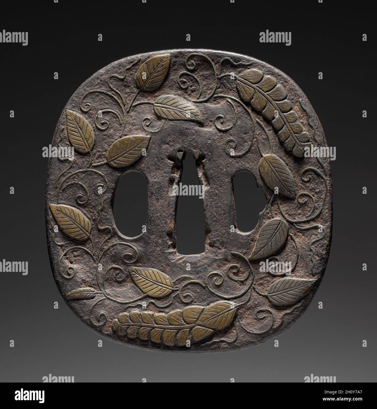 Garde d'épée (Tsusa), c.1615-1868.Japon, éventuellement période Edo (1615-1868).Fer; hors tout: 8 x 8.4 cm (3 1/8 x 3 5/16 po). Banque D'Images