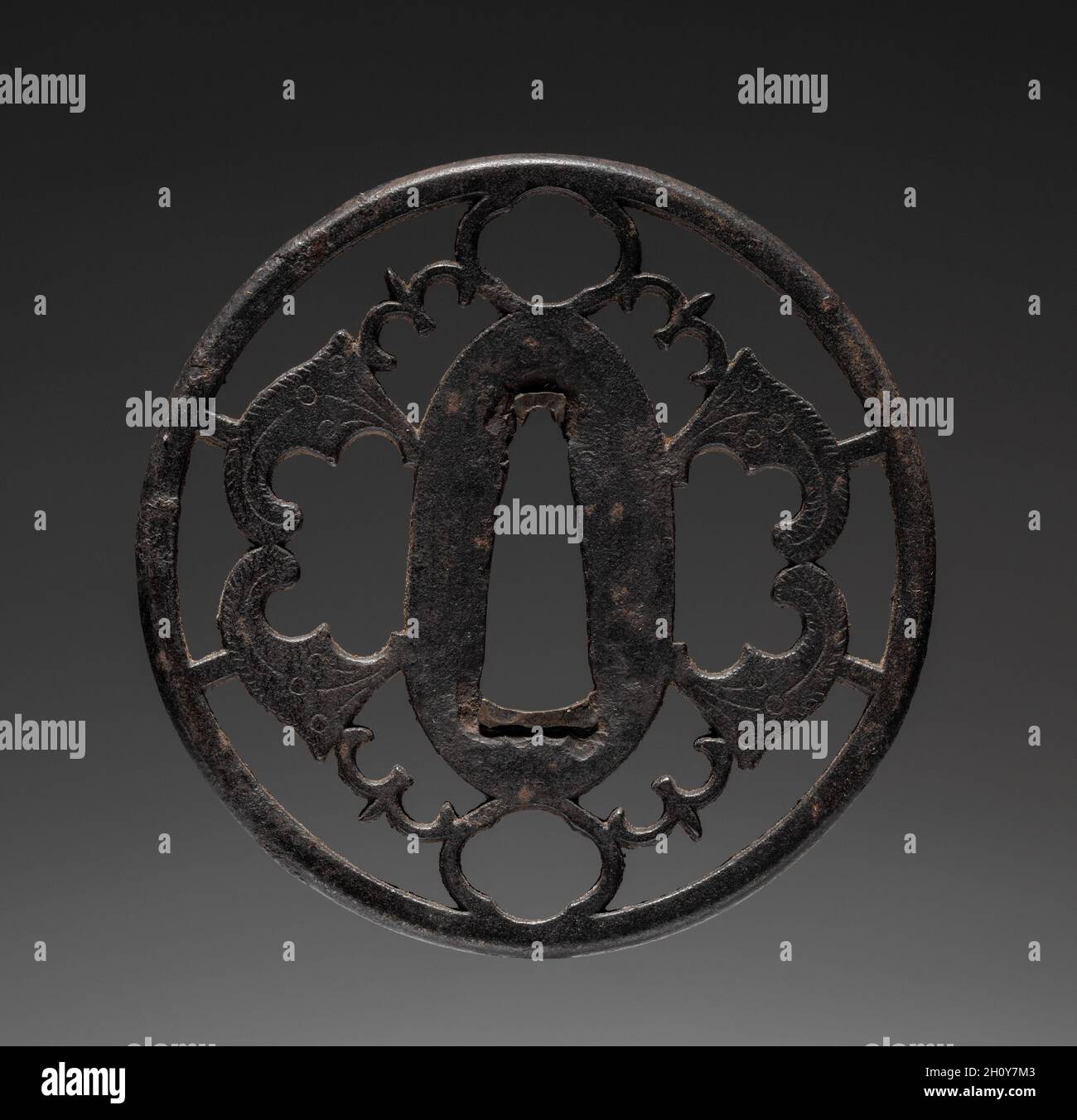Sword Guard, 1615-1868. Le Japon, la période Edo (1615-1868). Fer à repasser ; diamètre : 6,7 cm (2 5/8 in.). Banque D'Images