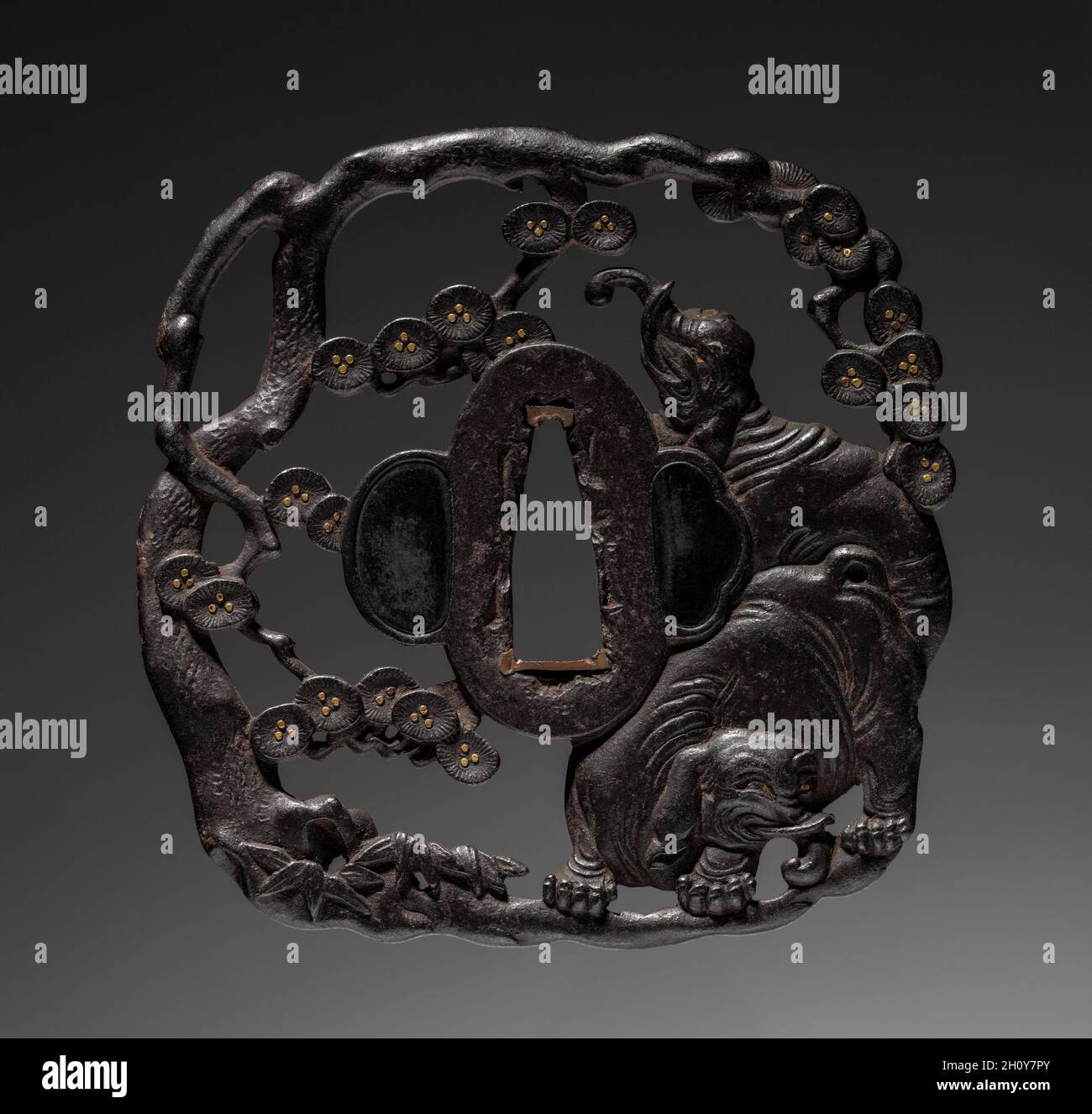 Garde d'épée (Tsura) avec éléphant dans le pin, c.1800. Japon, période Edo (1615-1868).Fer; hors tout: 9 x 9 cm (3 9/16 x 3 9/16 po). Banque D'Images