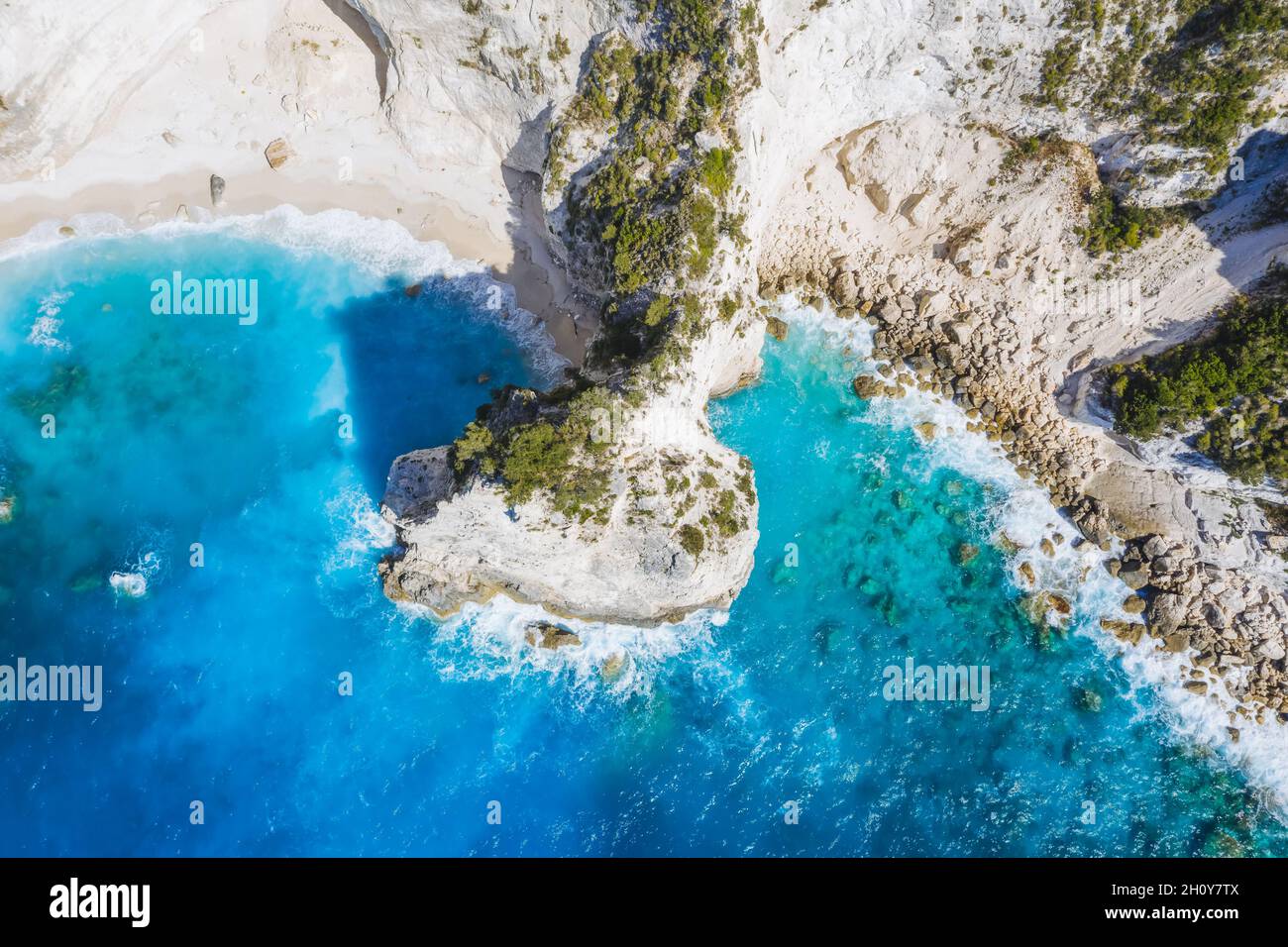 Vue aérienne de haut en bas de la plage rocheuse de Kalamitsi, mer Ionienne, île de Lefkada, Grèce Banque D'Images