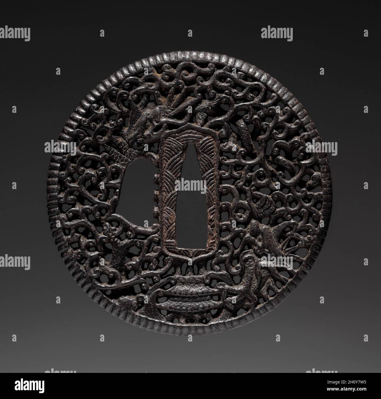 Garde d'épée (Tsusa) avec dragons et palais, c.1615-1868.Japon, éventuellement période Edo (1615-1868).Fer ; diamètre : 7.2 cm (2 13/16 po). Banque D'Images