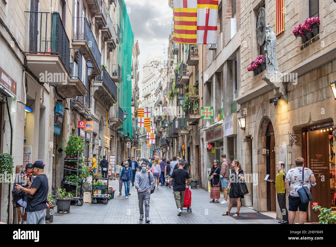 Barcelone, Espagne - 27 septembre 2021 : rue de Barcelone ornée de drapeaux de Catalogne Banque D'Images