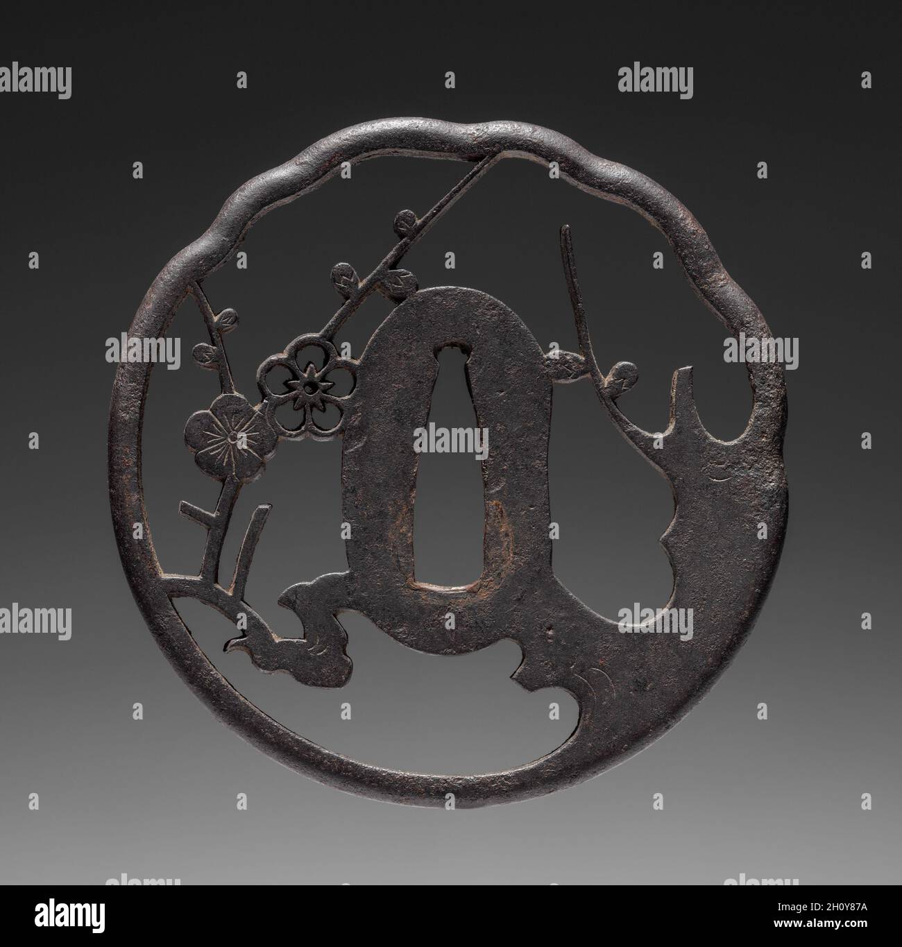 Garde au sabre (Tsuba) avec prune, 1615-1868.Japon, période Edo (1615-1868).Fer; diamètre: 7.7 cm (3 1/16 po). Banque D'Images