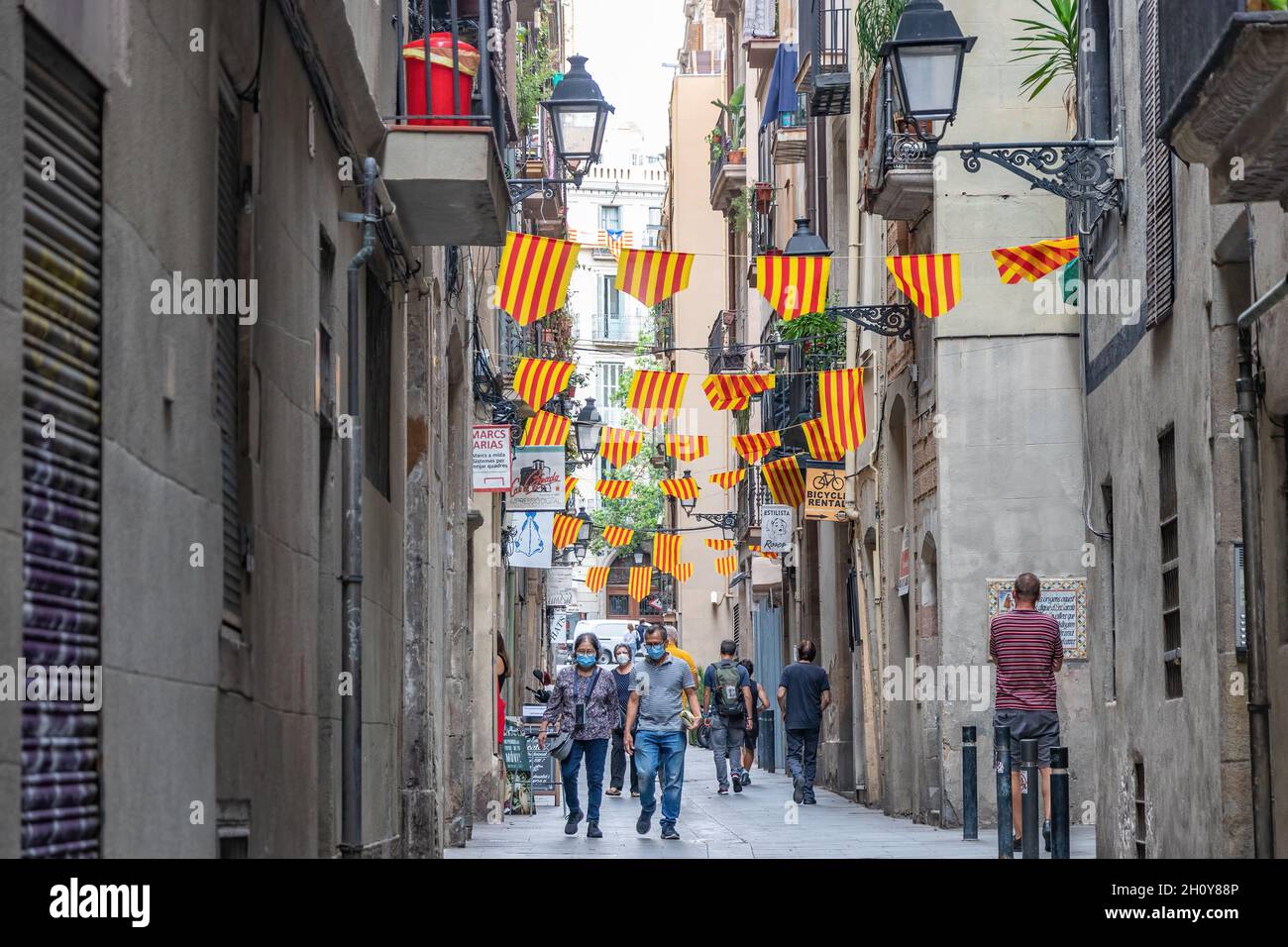 Barcelone, Espagne - 27 septembre 2021 : rue de Barcelone ornée de drapeaux de Catalogne Banque D'Images