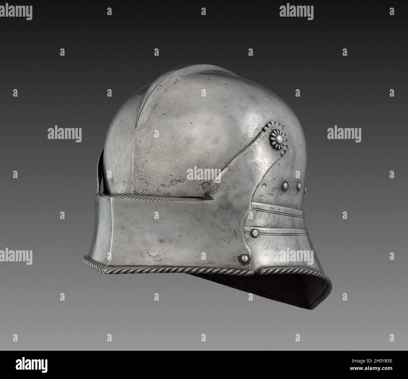 Sallet, c.1490–1500.Allemagne, XVIe siècle.Acier; hors tout: 21 x 25 x 42 cm (8 1/4 x 9 13/16 x 16 9/16 po).Le sallet est un casque partiellement ouvert commun en Europe pendant les années 1400, utilisé dans les versions équestres et infanterie.Les ballets à visières mobiles, comme dans cet exemple, sont considérés comme plus intéressants sur le plan technique et visuel; magnifiquement rationalisés, ils prennent une forme de goutte d'eau très sculpturale.À l'origine, il aurait fait partie d'une armure complète.Le sallet est devenu la forme de casque quintessence de la fin du Moyen-âge et est souvent représenté en médie Banque D'Images