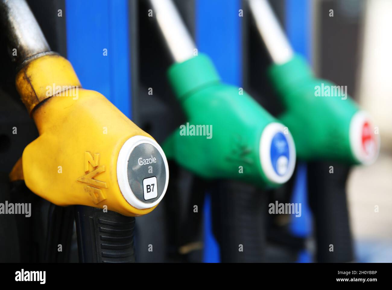 Paris, France.15 octobre 2021.Des pistolets à combustible sont vus dans une station service à Paris, France, le 15 octobre 2021.Le gouvernement français présentera des mesures supplémentaires pour faire face à la flambée actuelle des prix de l'énergie, a annoncé jeudi le président français Emmanuel Macron.Le Premier ministre français a également annoncé qu'il offrait un chèque énergétique « exceptionnel » de 100 euros à quelque 6 millions de ménages à faible revenu.Credit: Gao Jing/Xinhua/Alamy Live News Banque D'Images