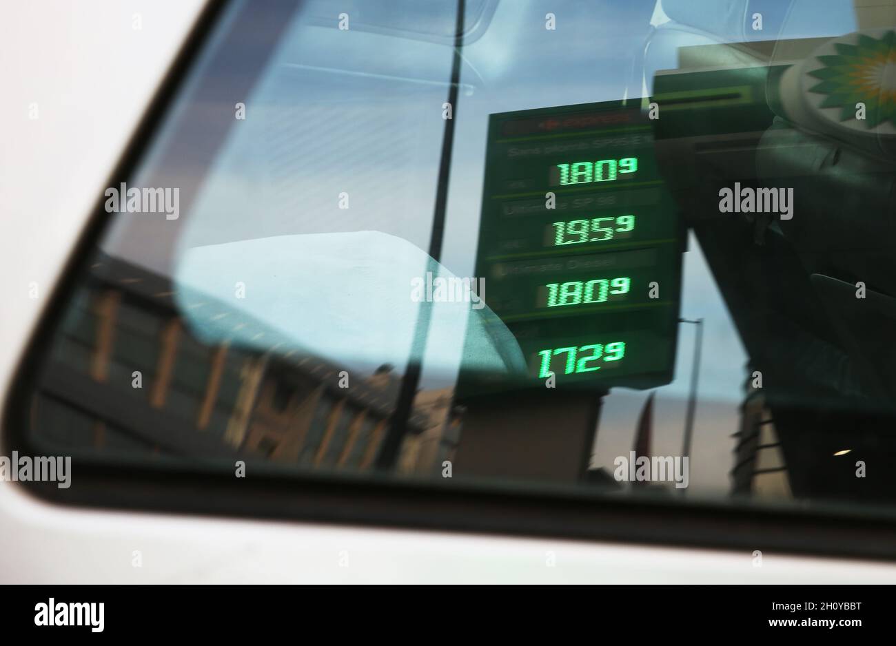 Paris, France.15 octobre 2021.Les prix de l'essence et du diesel sont indiqués sur la fenêtre d'une voiture devant une station-service à Paris, France, le 15 octobre 2021.Le gouvernement français présentera des mesures supplémentaires pour faire face à la flambée actuelle des prix de l'énergie, a annoncé jeudi le président français Emmanuel Macron.Le Premier ministre français a également annoncé qu'il offrait un chèque énergétique « exceptionnel » de 100 euros à quelque 6 millions de ménages à faible revenu.Credit: Gao Jing/Xinhua/Alamy Live News Banque D'Images