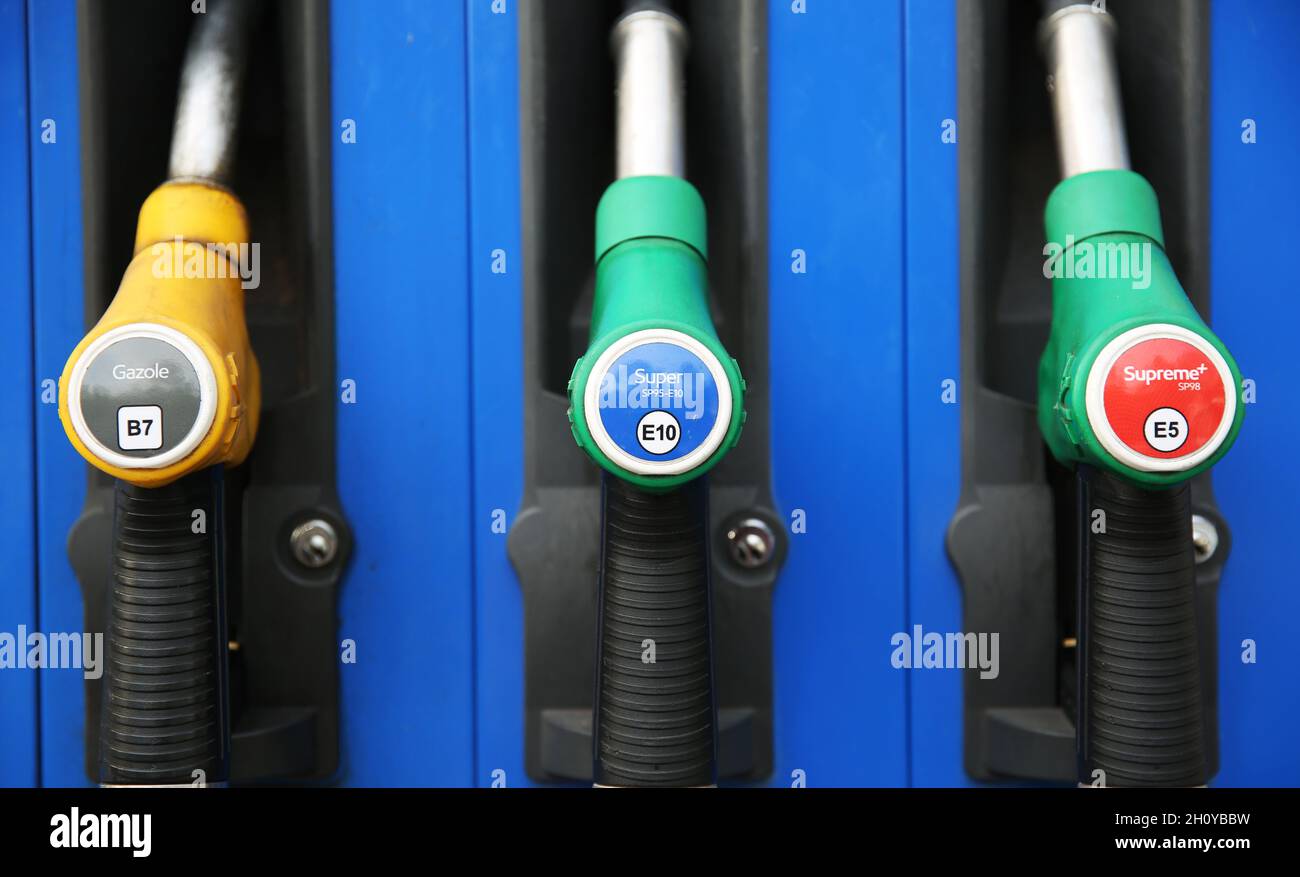 Paris, France.15 octobre 2021.Des pistolets à combustible sont vus dans une station service à Paris, France, le 15 octobre 2021.Le gouvernement français présentera des mesures supplémentaires pour faire face à la flambée actuelle des prix de l'énergie, a annoncé jeudi le président français Emmanuel Macron.Le Premier ministre français a également annoncé qu'il offrait un chèque énergétique « exceptionnel » de 100 euros à quelque 6 millions de ménages à faible revenu.Credit: Gao Jing/Xinhua/Alamy Live News Banque D'Images
