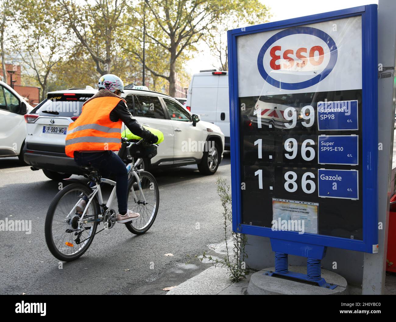 Paris, France.15 octobre 2021.Les prix de l'essence et du diesel sont indiqués sur un panneau à l'entrée d'une station-service à Paris, France, le 15 octobre 2021.Le gouvernement français présentera des mesures supplémentaires pour faire face à la flambée actuelle des prix de l'énergie, a annoncé jeudi le président français Emmanuel Macron.Le Premier ministre français a également annoncé qu'il offrait un chèque énergétique « exceptionnel » de 100 euros à quelque 6 millions de ménages à faible revenu.Credit: Gao Jing/Xinhua/Alamy Live News Banque D'Images
