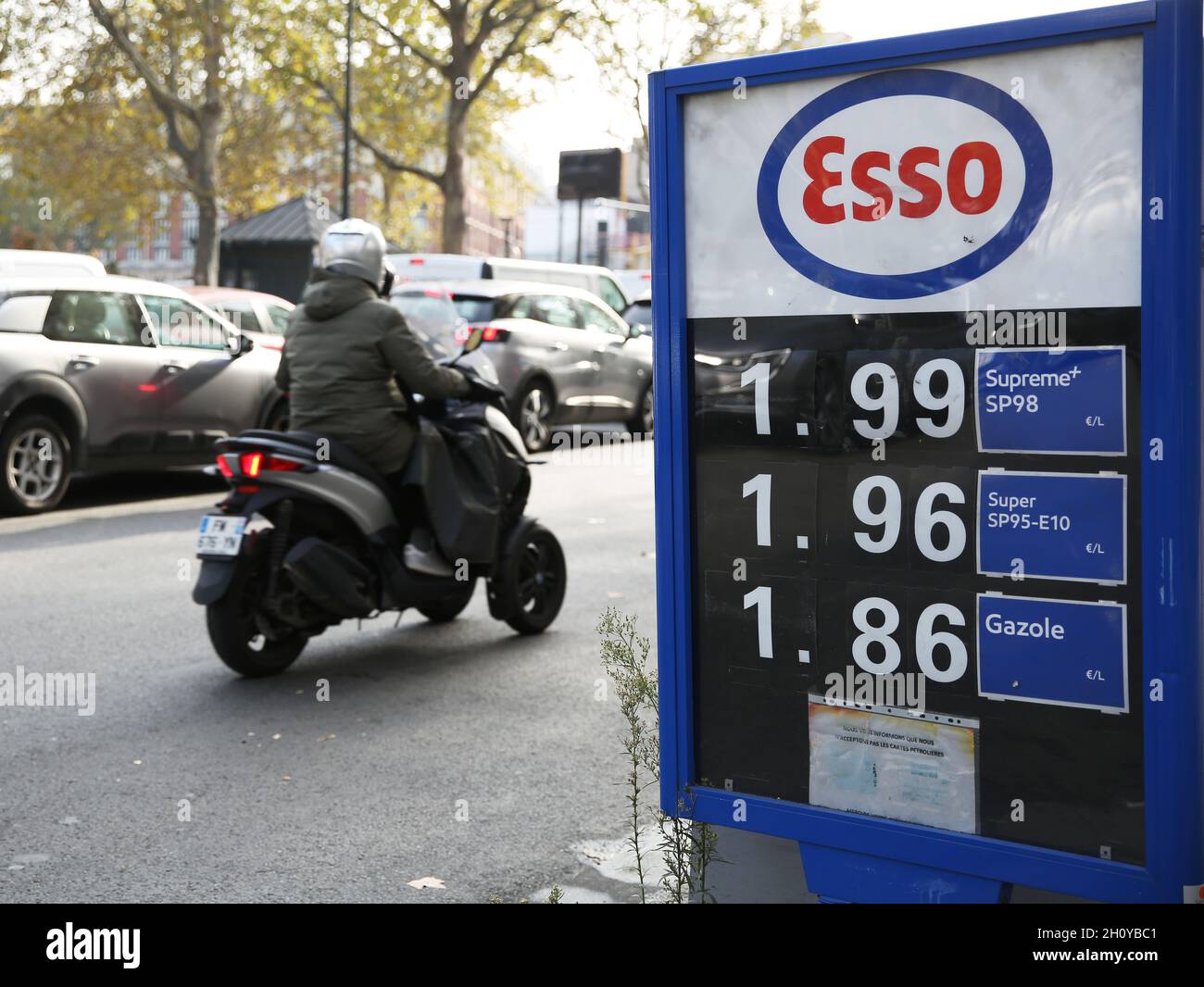 Paris, France.15 octobre 2021.Les prix de l'essence et du diesel sont indiqués sur un panneau à l'entrée d'une station-service à Paris, France, le 15 octobre 2021.Le gouvernement français présentera des mesures supplémentaires pour faire face à la flambée actuelle des prix de l'énergie, a annoncé jeudi le président français Emmanuel Macron.Le Premier ministre français a également annoncé qu'il offrait un chèque énergétique « exceptionnel » de 100 euros à quelque 6 millions de ménages à faible revenu.Credit: Gao Jing/Xinhua/Alamy Live News Banque D'Images