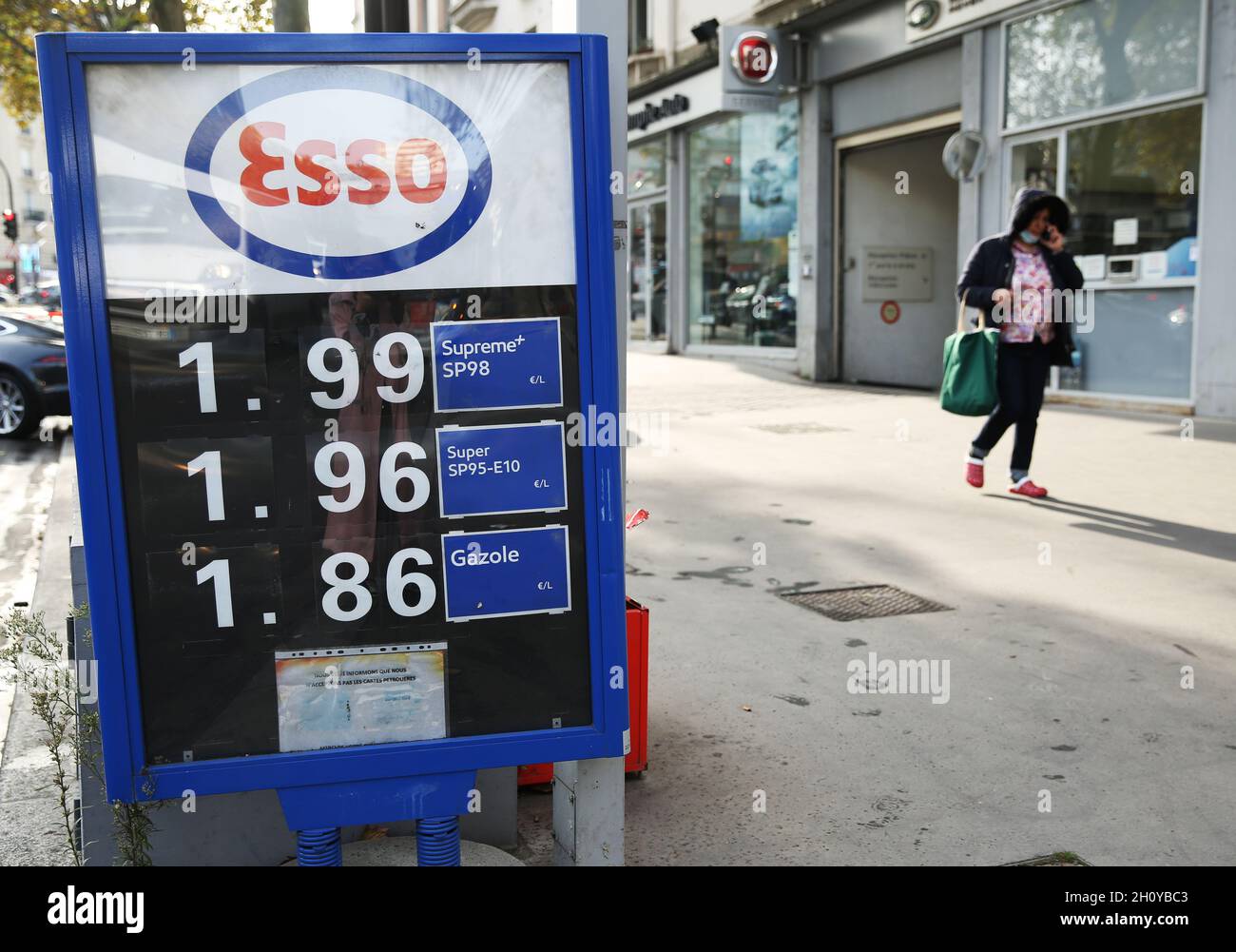 Paris, France.15 octobre 2021.Les prix de l'essence et du diesel sont indiqués sur un panneau à l'entrée d'une station-service à Paris, France, le 15 octobre 2021.Le gouvernement français présentera des mesures supplémentaires pour faire face à la flambée actuelle des prix de l'énergie, a annoncé jeudi le président français Emmanuel Macron.Le Premier ministre français a également annoncé qu'il offrait un chèque énergétique « exceptionnel » de 100 euros à quelque 6 millions de ménages à faible revenu.Credit: Gao Jing/Xinhua/Alamy Live News Banque D'Images