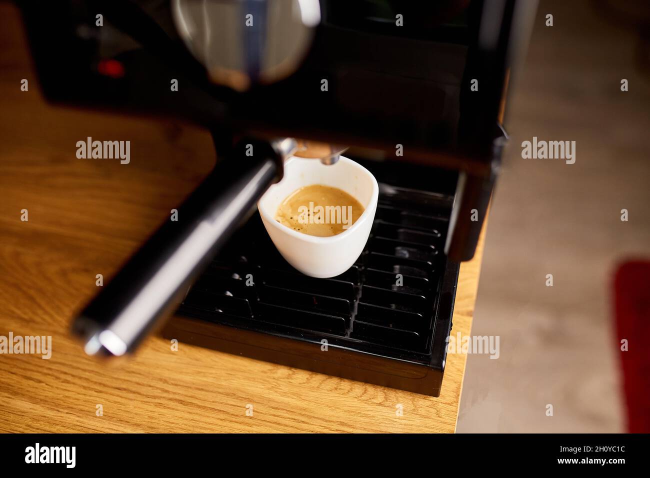 Tasse de café préparée à l'aide d'une machine à espresso dans Un café, machine à café pour préparer un café expresso Banque D'Images
