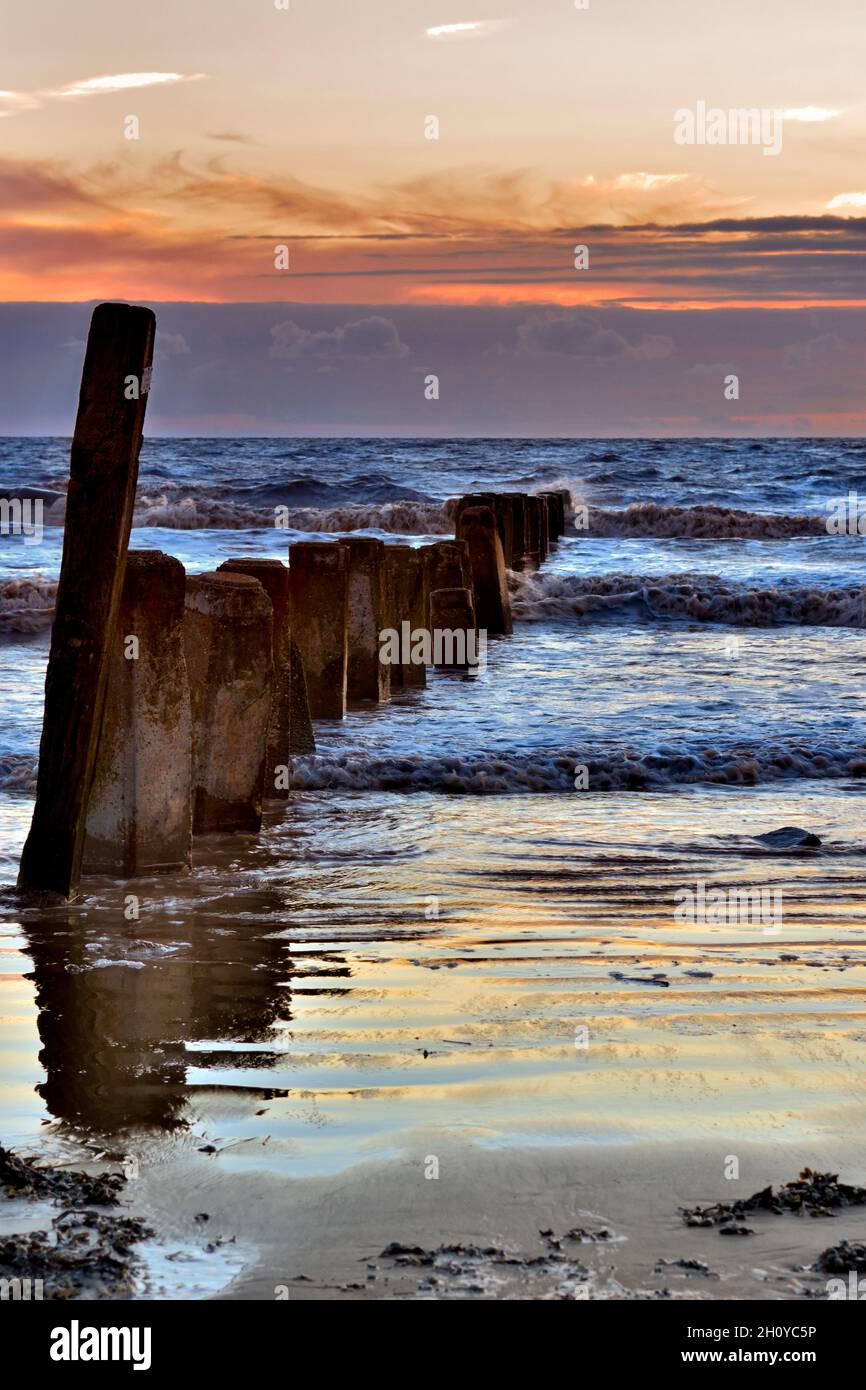Coucher de soleil sur Berrow Beach, Burnham-on-Sea, Somerset Banque D'Images
