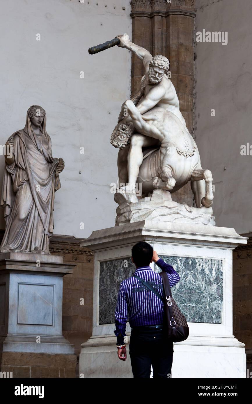 Hercules et Nessus (1599), centaure, créé par Giovanni da Bologna en étant photographié par le touriste, Florence Banque D'Images