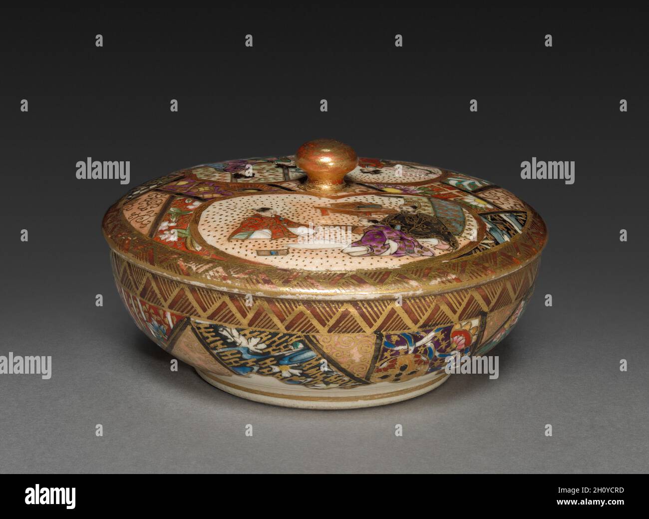 Plat couvert, début 1900.Japon, période Meiji (1868-1912).Porcelaine avec émail de couleur verglaçée et or (vaisselle Satsuma); diamètre : 6.7 cm (2 5/8 po). Banque D'Images