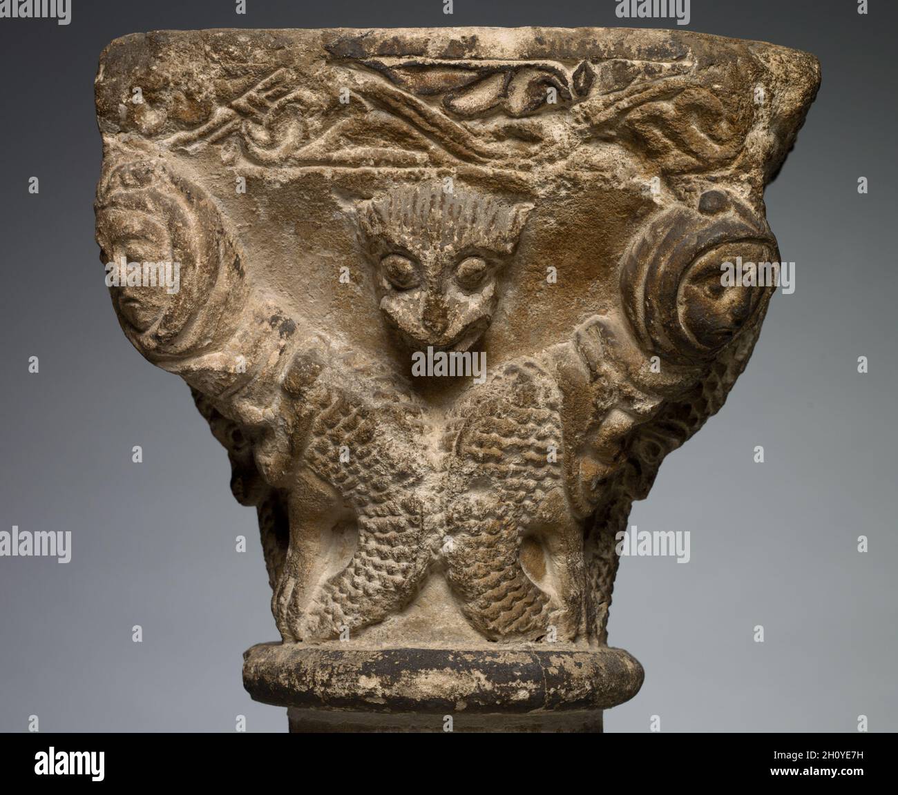 Capitale avec Addorsed Harpies, 1200s.Sud-Ouest de la France, Languedoc, Toulouse (?), XIIIe siècle.Calcaire; hors tout: 23.5 x 28 x 23.2 cm (9 1/4 x 11 x 9 1/8 po).Les images monstrueuses étaient répandues dans la décoration des bâtiments religieux au Moyen-âge.Ces images doivent avoir impressionné, peut-être même terrifié, les moines et les visiteurs qui ont passé une grande partie de leur temps dans le cloître ou l'église, un lieu de prière, de contemplation et de réflexion.Les chercheurs ont spéculé comment de telles images auraient été reçues par le peuple étant donné l'omniprésence des monstres dans la société médiévale.Les monstres sculptés Banque D'Images Capitale avec Addorsed Harpies, 1200s.Sud-Ouest de la France, Languedoc, Toulouse (?), XIIIe siècle.Calcaire; hors tout: 23.5 x 28 x 23.2 cm (9 1/4 x 11 x 9 1/8 po).Les images monstrueuses étaient répandues dans la décoration des bâtiments religieux au Moyen-âge.Ces images doivent avoir impressionné, peut-être même terrifié, les moines et les visiteurs qui ont passé une grande partie de leur temps dans le cloître ou l'église, un lieu de prière, de contemplation et de réflexion.Les chercheurs ont spéculé comment de telles images auraient été reçues par le peuple étant donné l'omniprésence des monstres dans la société médiévale.Les monstres sculptés Banque D'Images