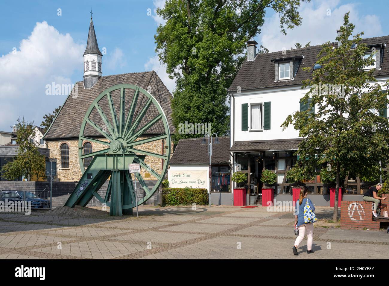 Deutschland, Nordrhein-Westfalen, Bochum-Wattischeid, Alter Markt, Alte Evangelische Friedenskirche und die Seilscheibe der Zeche Holland Schacht IV Banque D'Images