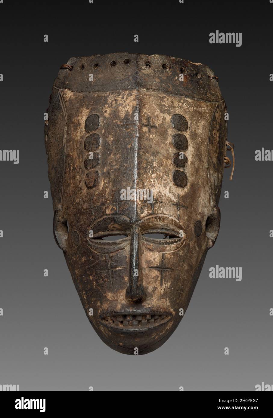 Masque facial (IRU mmuo), peut-être au début des années 1900.Côte de Guinée, Nigeria, peuple Igbo.Bois, pigment, fibre végétale et coton; total: 16.9 x 11 x 6 cm (6 5/8 x 4 5/16 x 2 3/8 po).Ce petit masque facial aurait été complété par une superstructure élaborée et séparée recouverte d'un tissu en coton.Bien que toujours porté par un homme, l'image glorifie la beauté jeune femme.Dérivée de l'argile crayeuse, la coloration blanche du visage fait référence aux esprits ancestraux dont le masque évoque les pouvoirs.Les masques dansent dans des festivals qui célèbrent généralement les morts mais apparaissent également aux funérailles pour escorter les morts Banque D'Images