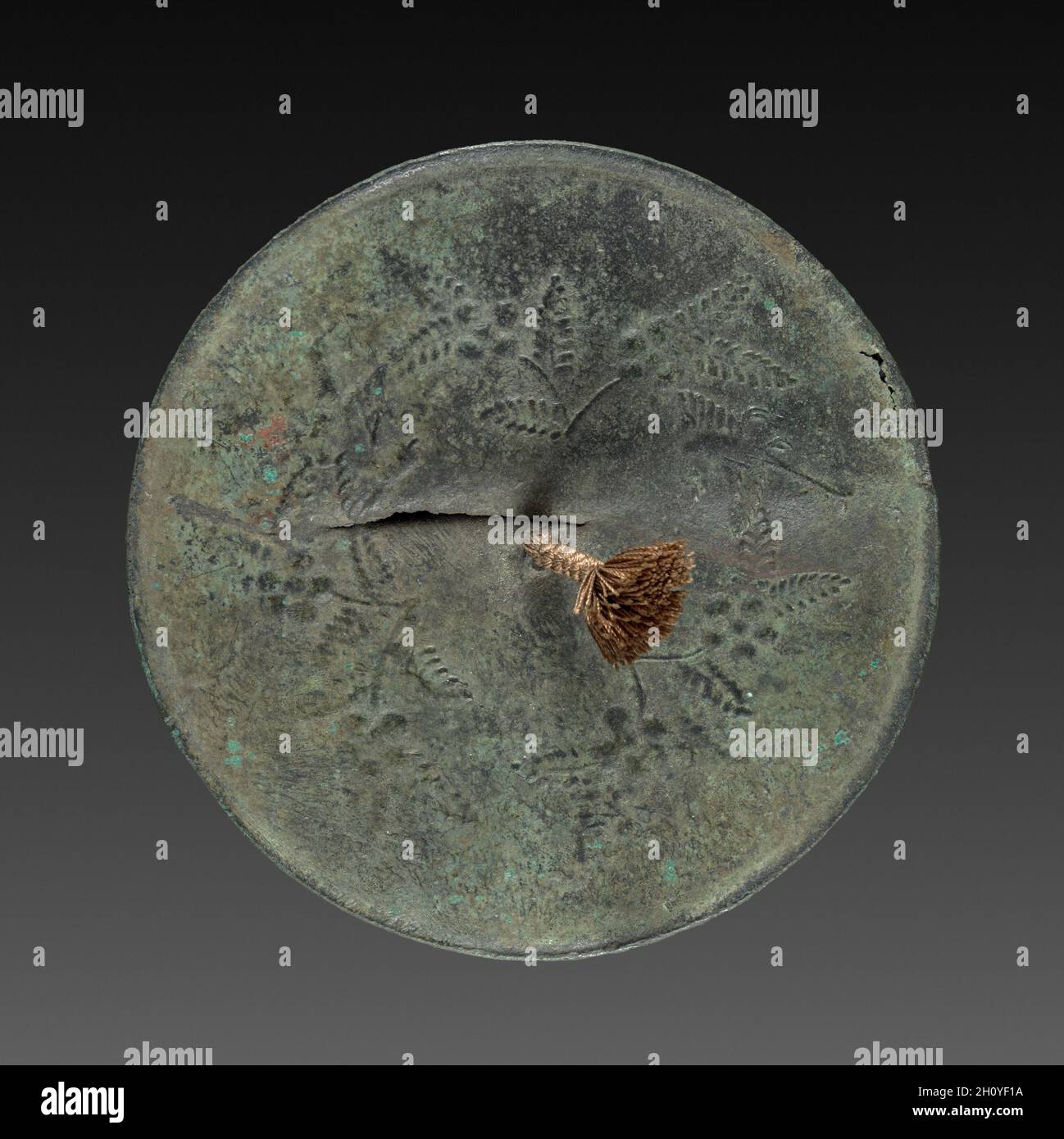 Miroir, 794-1185.Japon, période Heian (794-1185).Bronze; diamètre: 8.6 cm (3 3/8 in.). Banque D'Images