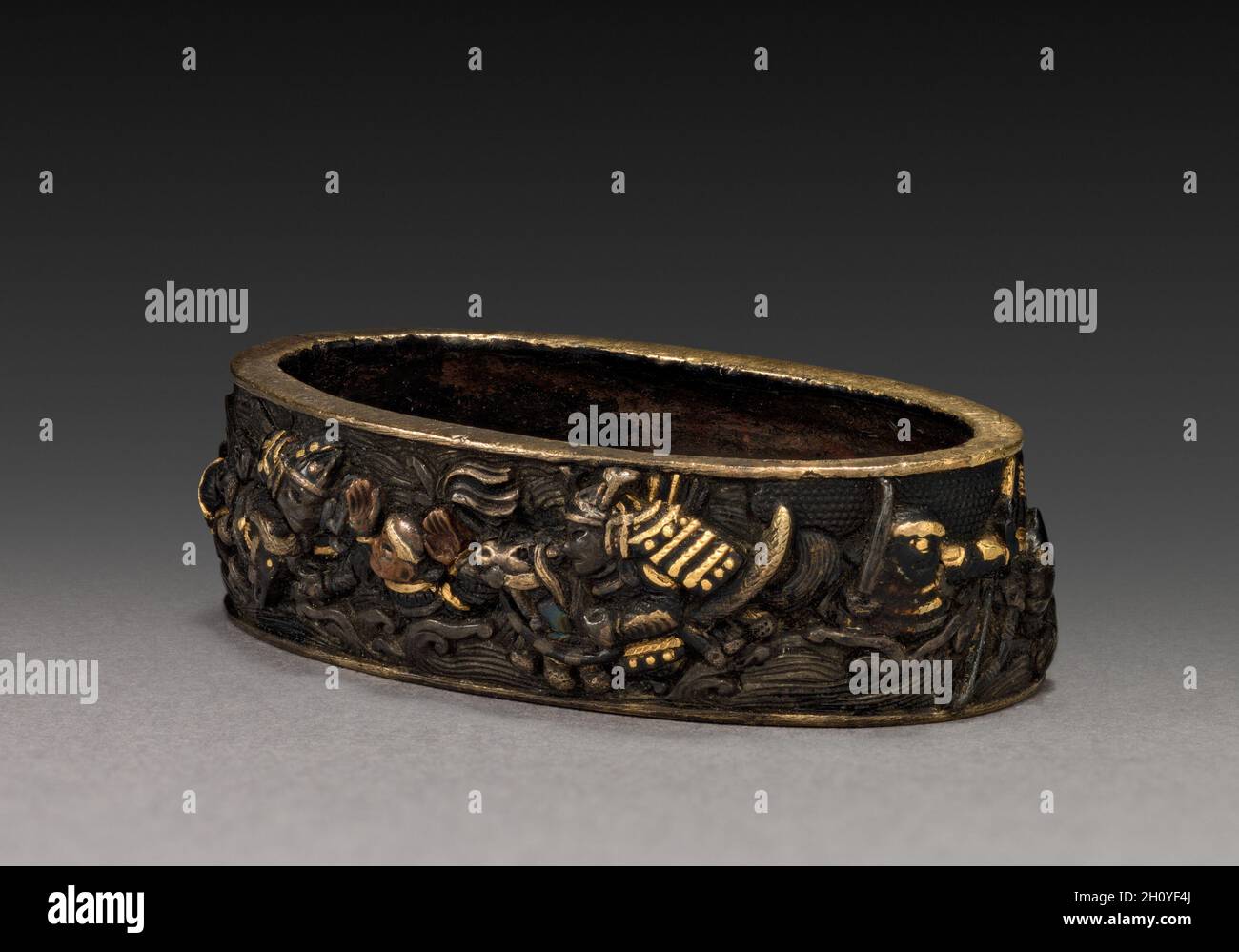 Collier à épées (Fuchi), 1700-1850.Japon, période Edo (1615-1868).Shakudo; moyenne: 3.9 x 2.3 cm (1 9/16 x 7/8 po.). Banque D'Images