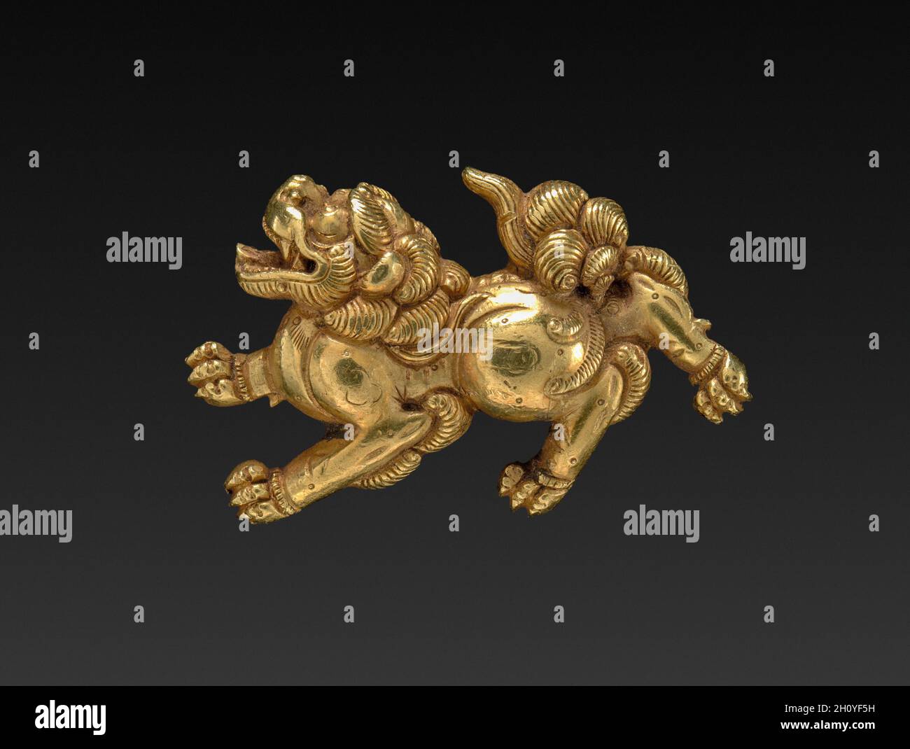 Décoration en forme de lion à ébarbure (Menuki), c.1615-1868.Japon, éventuellement période Edo (1615-1868).Bronze doré ; Banque D'Images