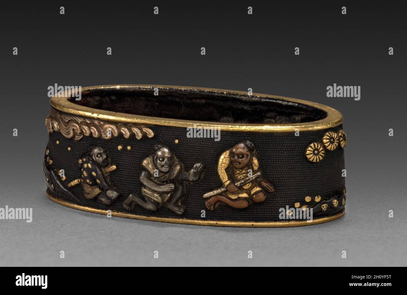 Collier à épées (Fuchi), 1700-1850.Japon, période Edo (1615-1868).Shakudo; moyenne: 3.9 x 2.3 cm (1 9/16 x 7/8 po.). Banque D'Images