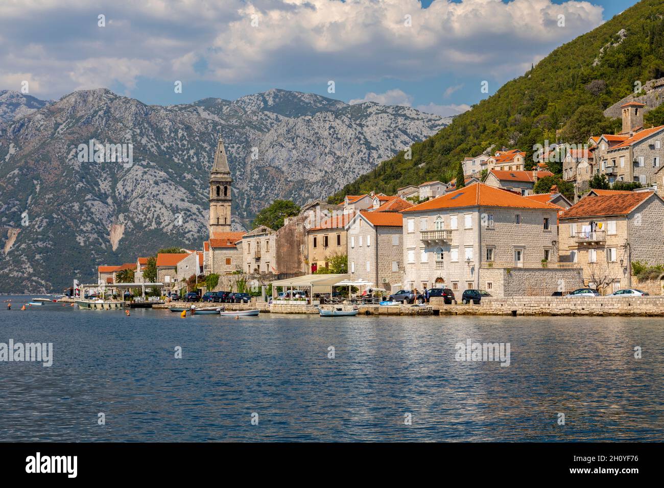 Vue sur la ville historique de Perast à la baie de Kotor par une belle journée ensoleillée, le Monténégro Banque D'Images