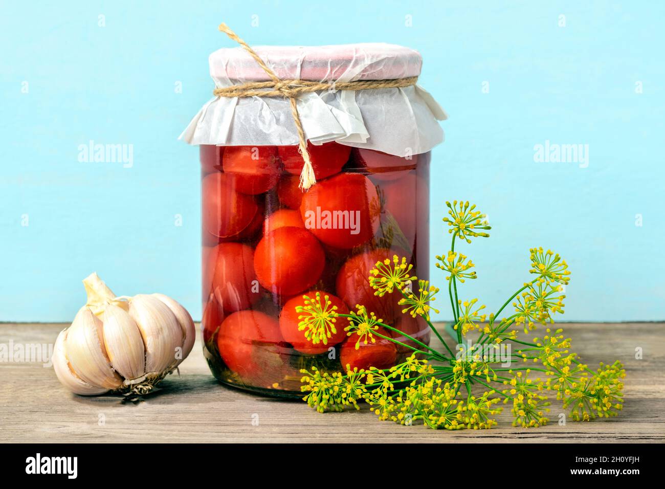 Tomates cerises marinées maison, concombres, champignons, ail, aubergines,Poivrons rouges en pots sur étagère en bois aliments en conserve et fermentés faits maison co Banque D'Images