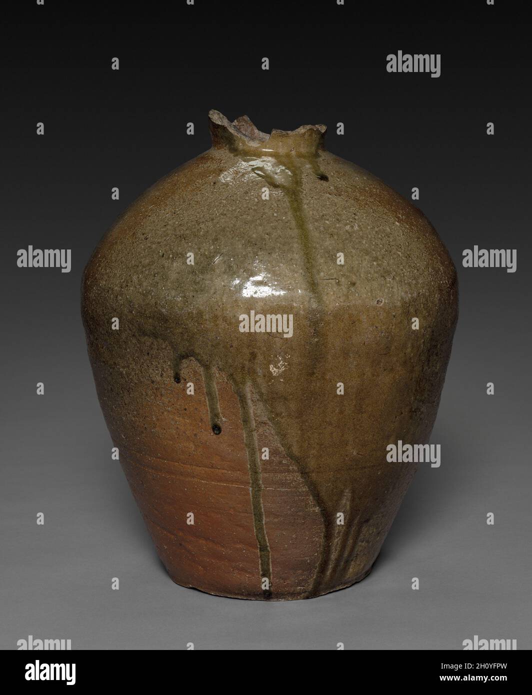 Bol de rangement, 1400 s.Japon, période de Muromachi (1392-1573).Grès avec glaçure de frêne naturelle (Tamba ware); diamètre: 37 cm (14 9/16 in.); hors tout: 46.5 cm (18 5/16 in.).Depuis des siècles, la région de Tokai entourant Nagoya aujourd'hui est un centre de production de céramique particulièrement fertile.L'un des sites était un groupe de fours situés à l'ouest de Kyoto, dans la province de Tamba.Niché dans une vallée agricole dans les montagnes derrière le port moderne de Kobe, Tamba a besoin d'un approvisionnement régulier de navires de stockage et de conteneurs solides pour distribuer le grain.Ce bocal a été formé en trois sections, chacune cannelée à la suivante et Banque D'Images