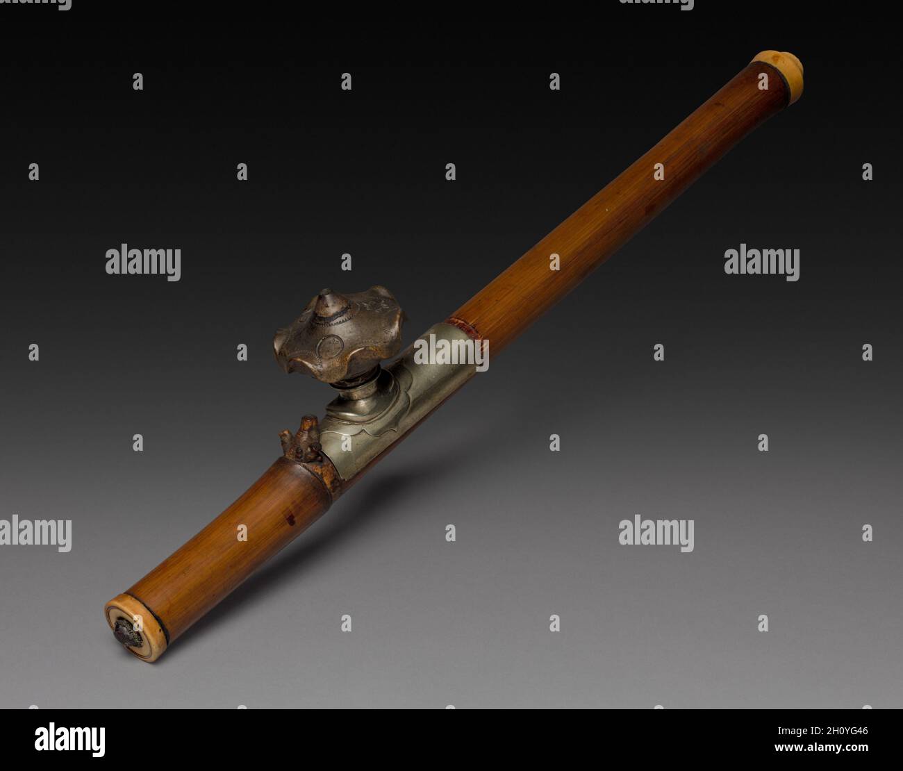 Pipe d'opium, 1800.Chine, dynastie Qing (1644-1911).Bois et ivoire; hors tout: 59.4 cm (23 3/8 po). Banque D'Images