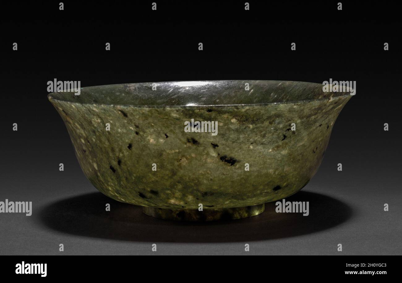 Bol, 1736-95.Chine, dynastie Qing (1644-1911), règne Qianlong (1736-95).Jade d'épinards; diamètre: 19.6 cm (7 11/16 po); total: 7.7 cm (3 1/16 po). Banque D'Images