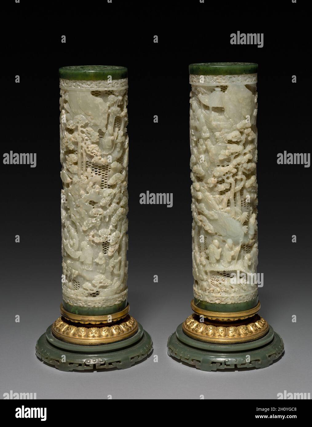 Paire de cylindres, 1800-1940.Chine, dynastie Qing (1644-1911) ou période républicaine (1912-49).Jade; jade sculptée et bronze doré; avec base: 25.6 x 10.5 cm (10 1/16 x 4 1/8 po.); cylindre: 21.1 x 5.7 cm (8 5/16 x 2 1/4 po.). Banque D'Images