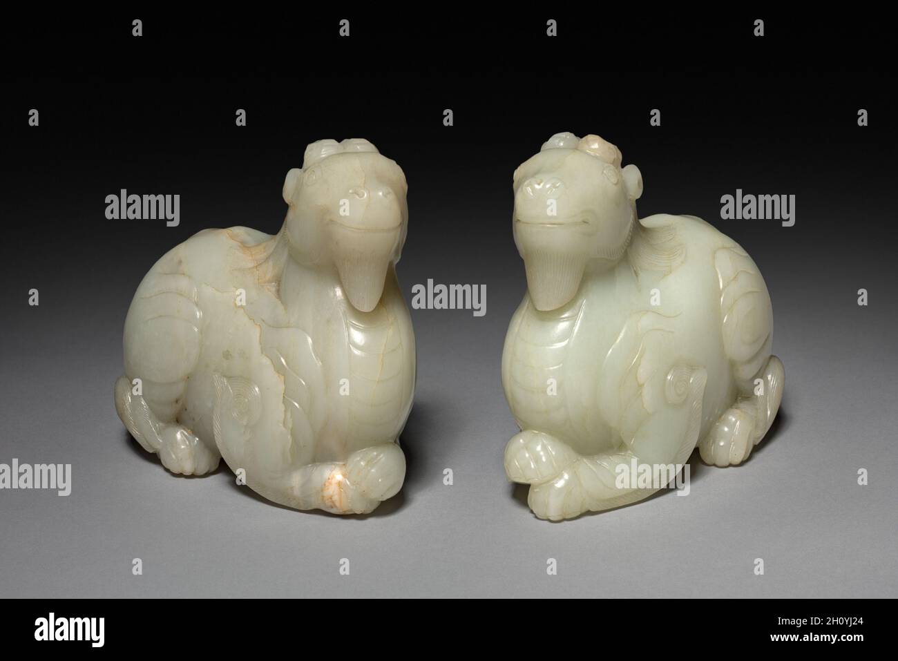 Paire d'animaux fantastiques, 1700s-1800s. La Chine, de la dynastie Qing (1644-1911). Jade ; total : 12,2 cm (4 13/16 po). Banque D'Images