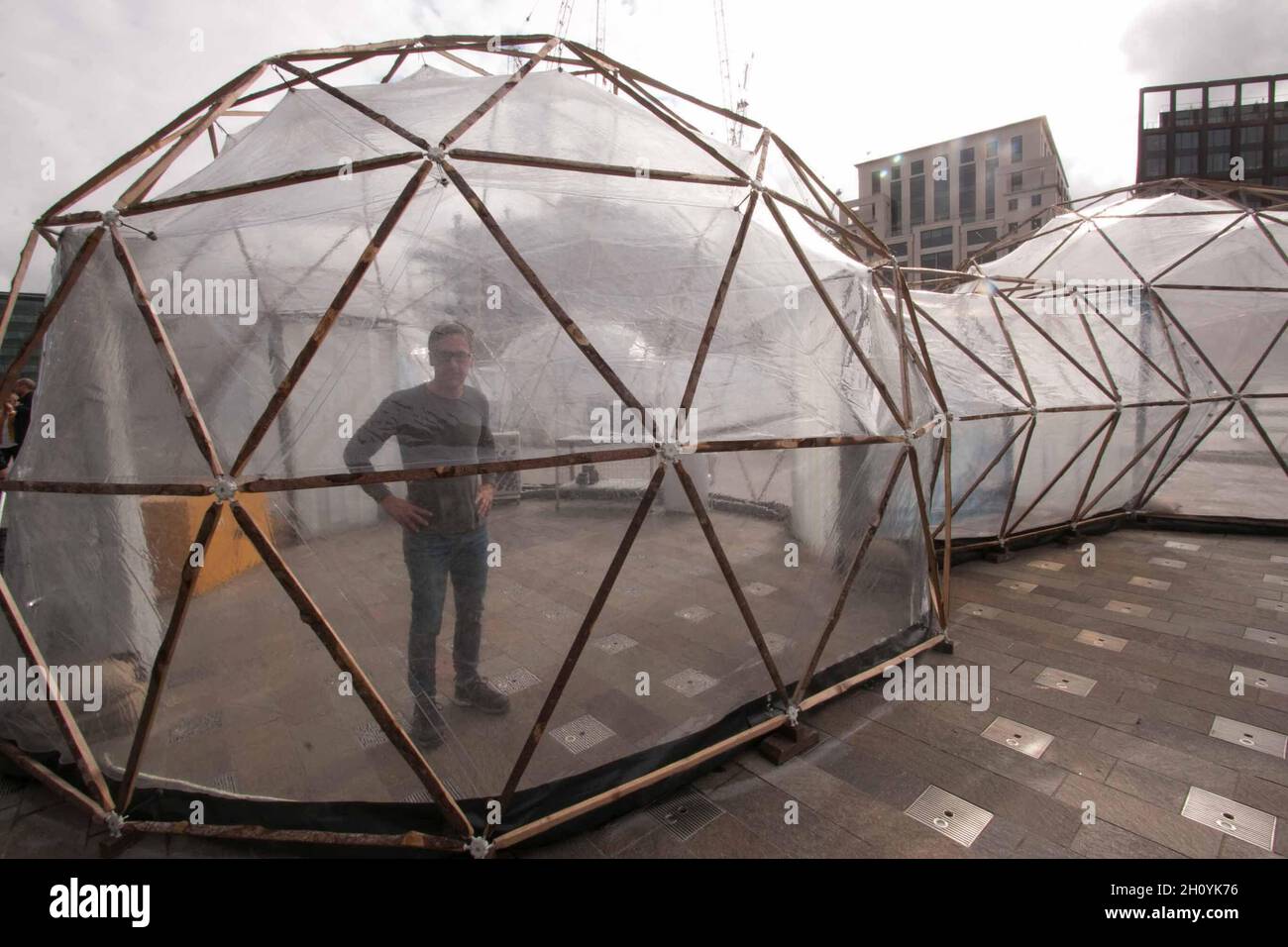 Londres, Royaume-Uni.15 octobre 2021.L'artiste Michael Pinsky est photographié à l'intérieur d'un des pollution Pods qui se sont éclatés dans la Croix du roi.Les gousses recréent avec précision la qualité de l'air de cinq endroits différents : Londres, Beijing, São Paulo, New Delhi et Tautra, une péninsule éloignée près de Trondheim en Norvège.Les visiteurs de King's Cross pourront passer par les cinq gousses contrôlées par climat pour comparer la qualité de l'air des environnements mondiaux du samedi 16 au dimanche 24 octobre.Crédit : Paul Quezada-Neiman/Alay Live News Banque D'Images