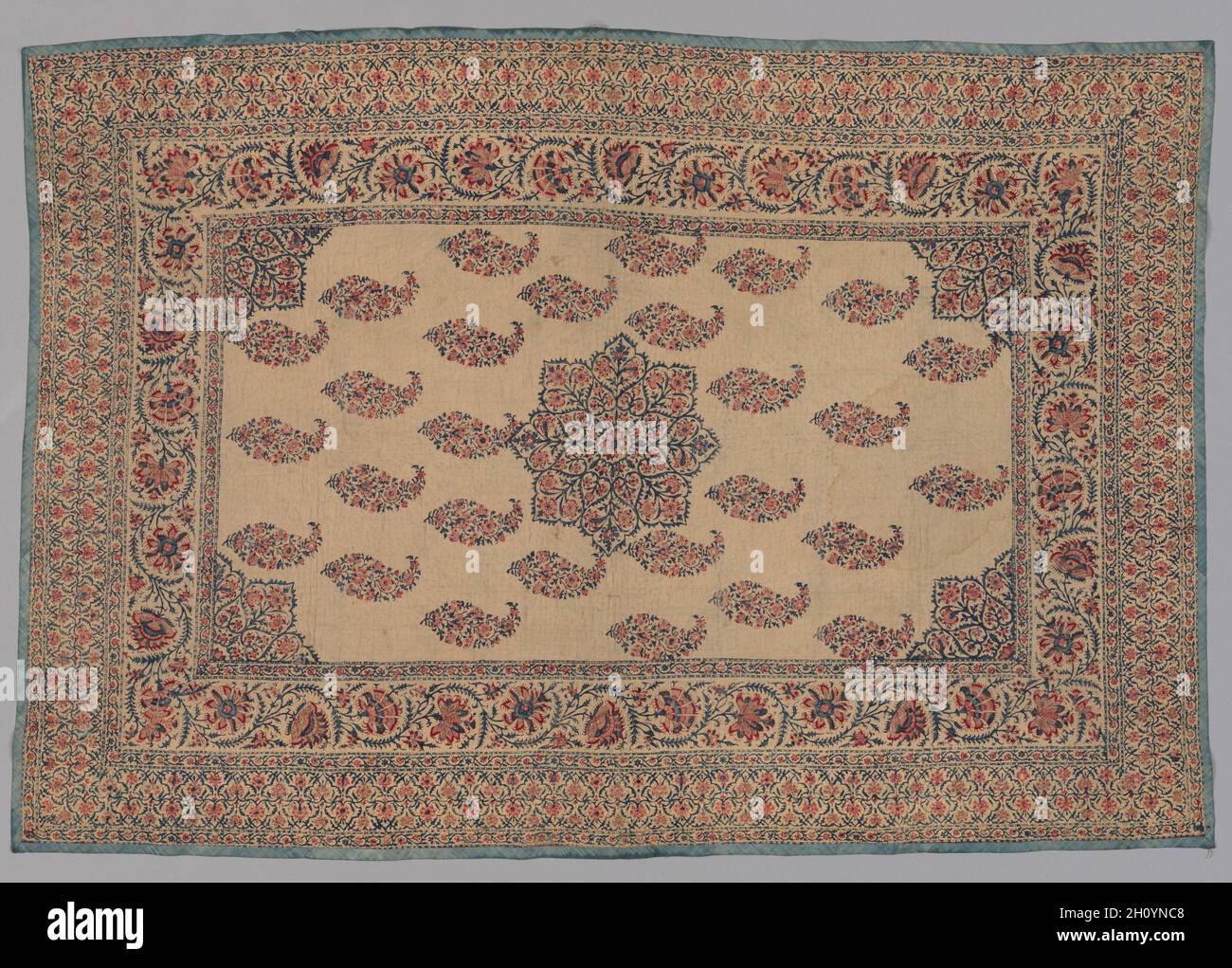 Tapis de prière, au début des années 1800. L'Inde, au début du xixe siècle. Imprimé et peint bloc coton piqué ; total : 85,8 x 125,7 cm (33 3/4 x 49 1/2 in.). Banque D'Images