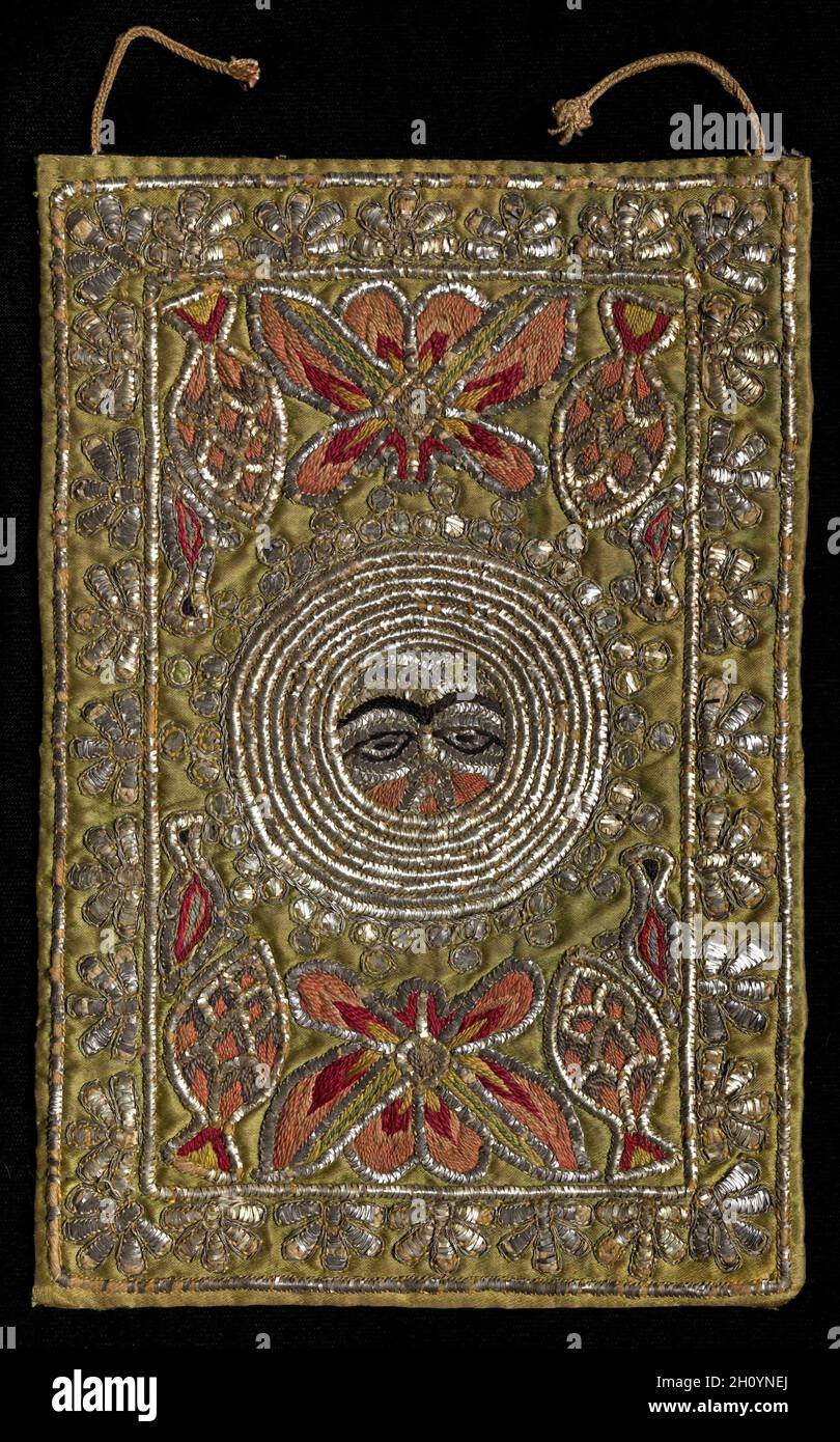 Tissu brodé, fin des années 1800.Inde, Rajasthan.Broderie; fil de soie, d'or et d'argent sur satin; total: 15.3 x 25 cm (6 x 9 13/16 po). Banque D'Images